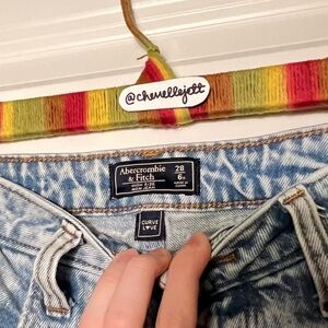 Abercrombie & Fitch Women’s Curvy High-Rise Mom Jeans